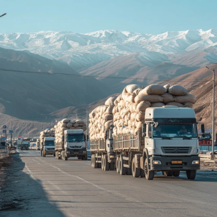 کامیون‌های حامل کنجاله تخت تخم پنبه در حال عبور از مرز آستارا میان ایران و آذربایجان؛ نماد سرعت تحویل و مسیر زمینی کوتاه